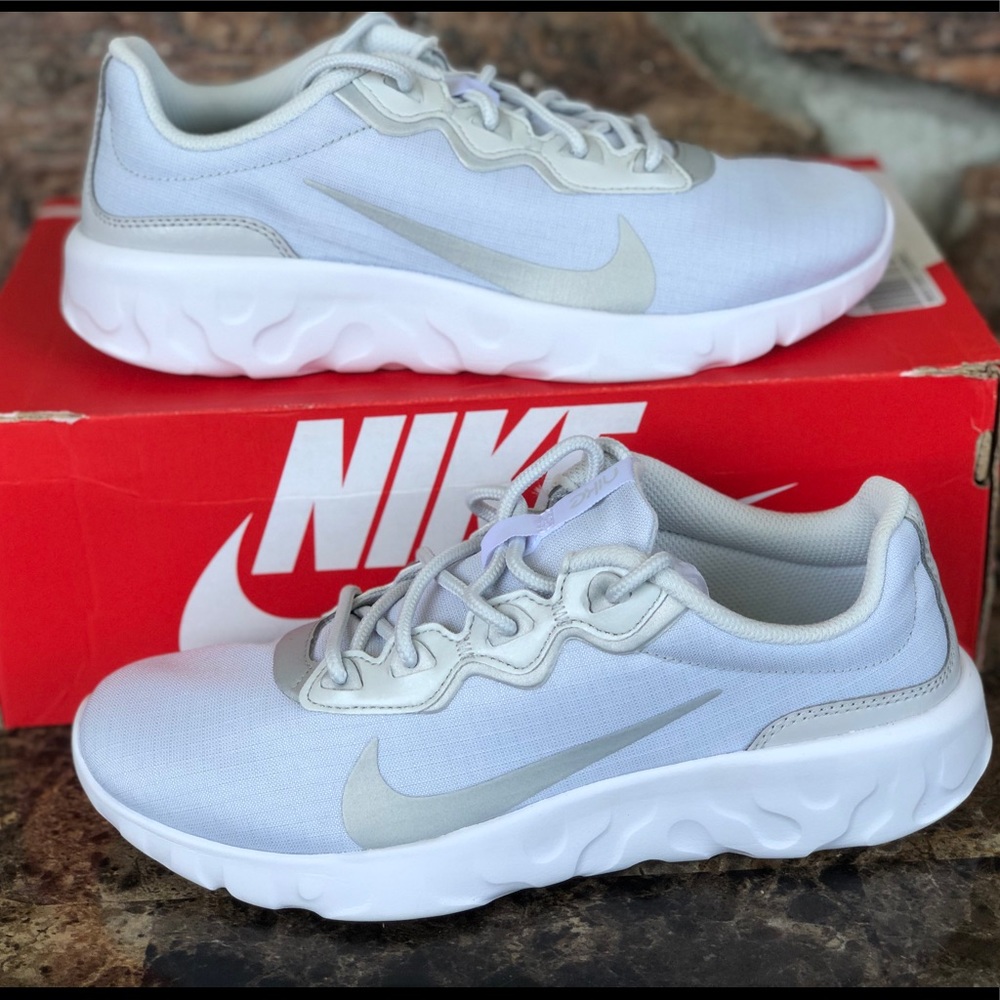 NEW Nike Strada Women athletic shoes - FINAL SALE - Picture 3 of 9